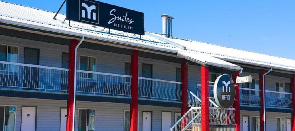 Medicine Hat Inn & Suites Экстерьер фото