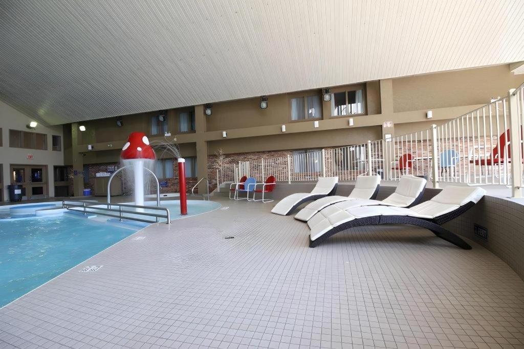 Medicine Hat Inn & Suites Экстерьер фото