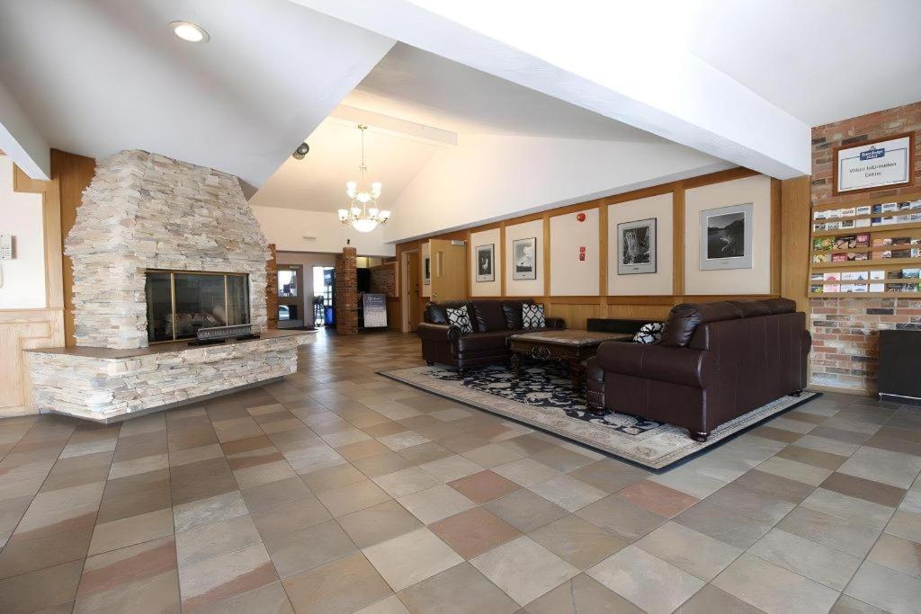 Medicine Hat Inn & Suites Экстерьер фото