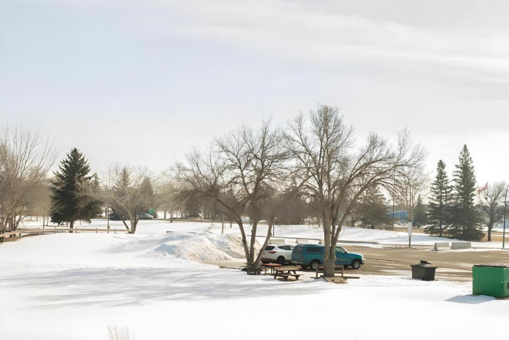 Medicine Hat Inn & Suites Экстерьер фото