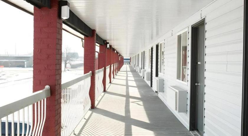 Medicine Hat Inn & Suites Экстерьер фото
