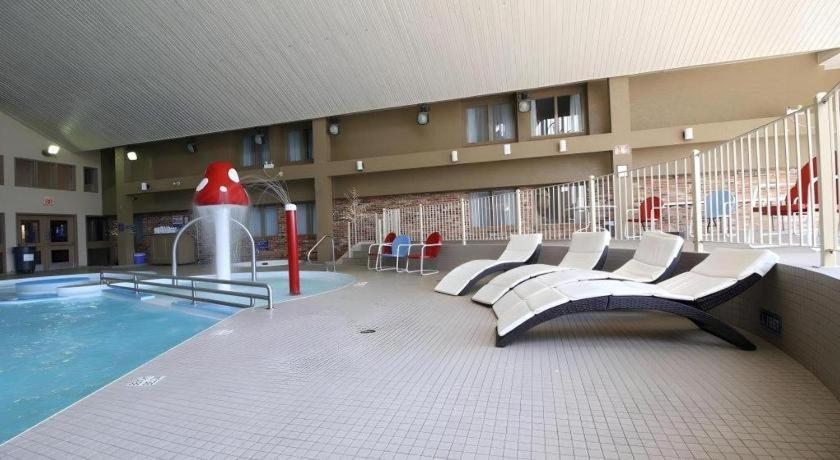 Medicine Hat Inn & Suites Экстерьер фото