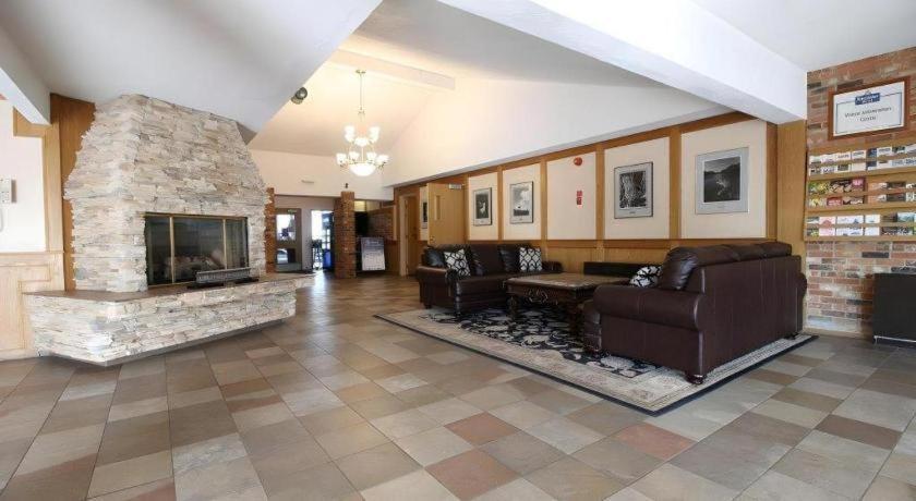 Medicine Hat Inn & Suites Экстерьер фото