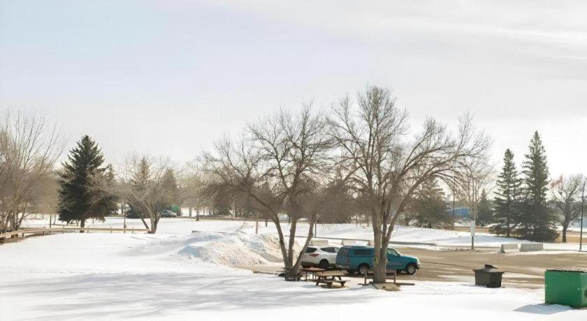 Medicine Hat Inn & Suites Экстерьер фото