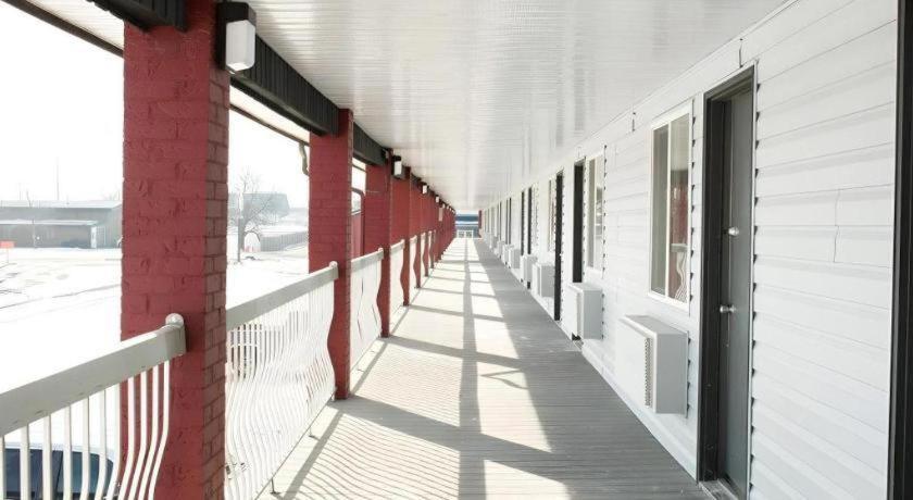 Medicine Hat Inn & Suites Экстерьер фото