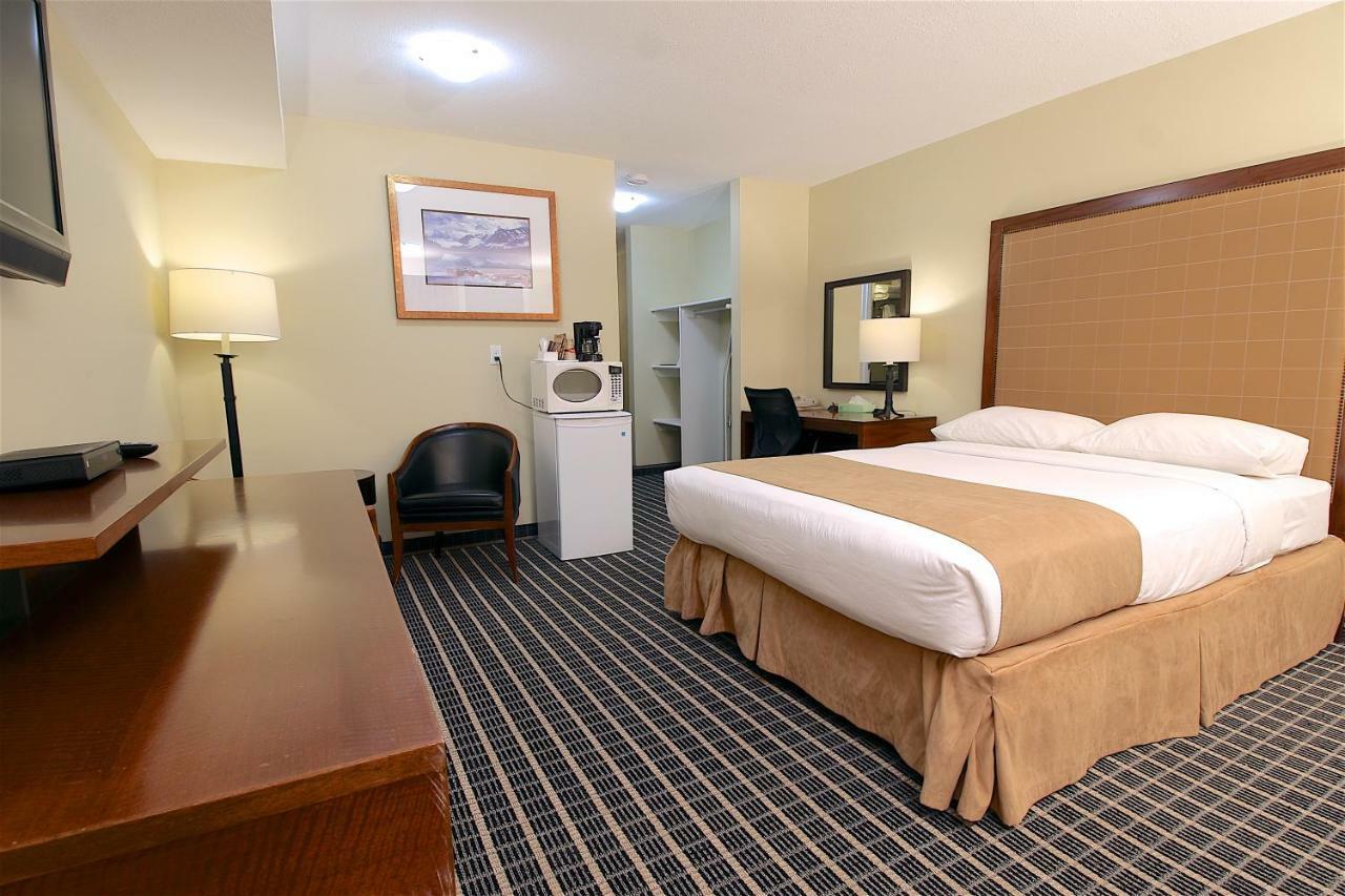 Medicine Hat Inn & Suites Экстерьер фото