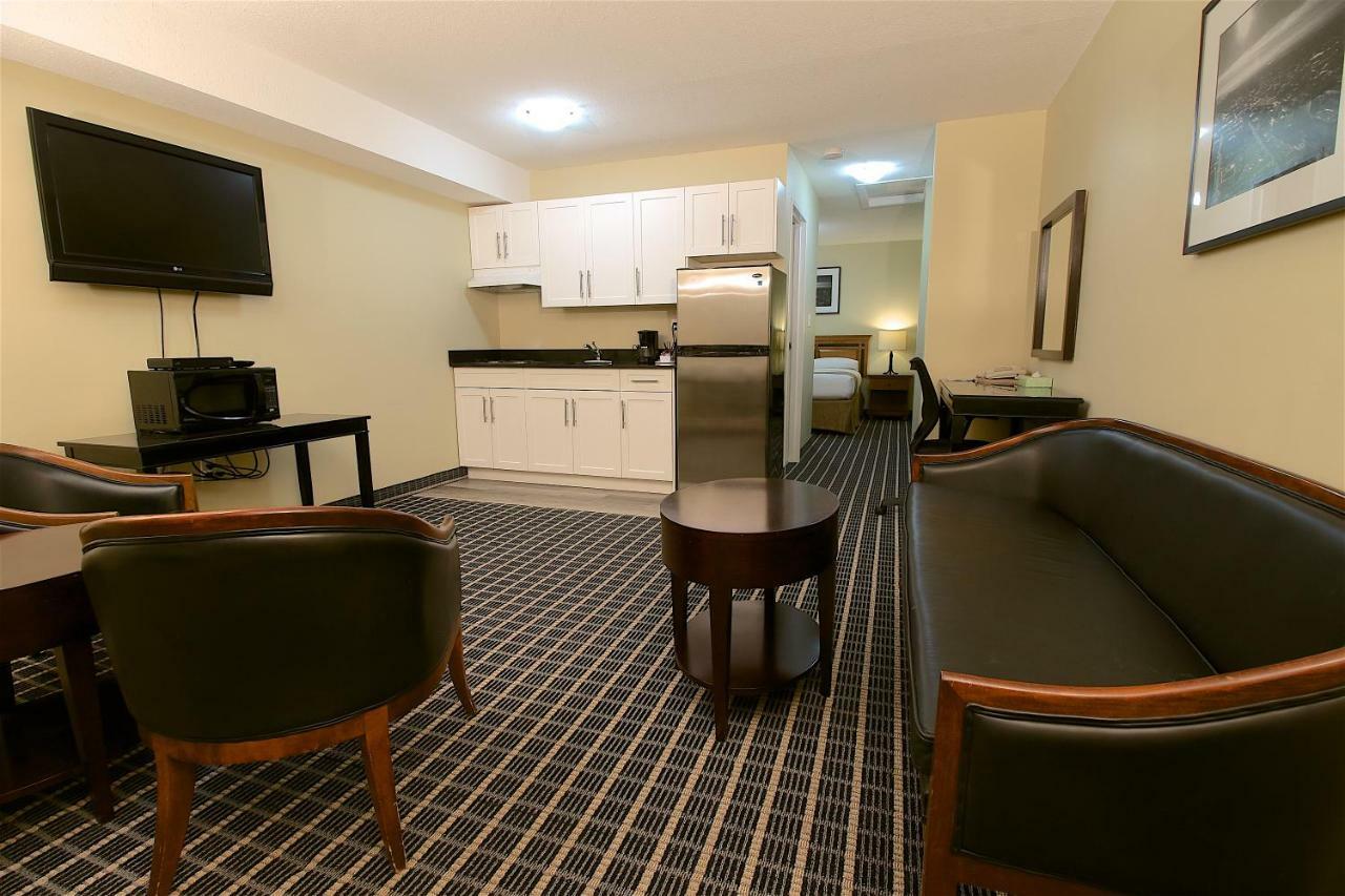 Medicine Hat Inn & Suites Экстерьер фото